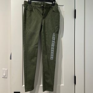 Skinny Mid rise pant.